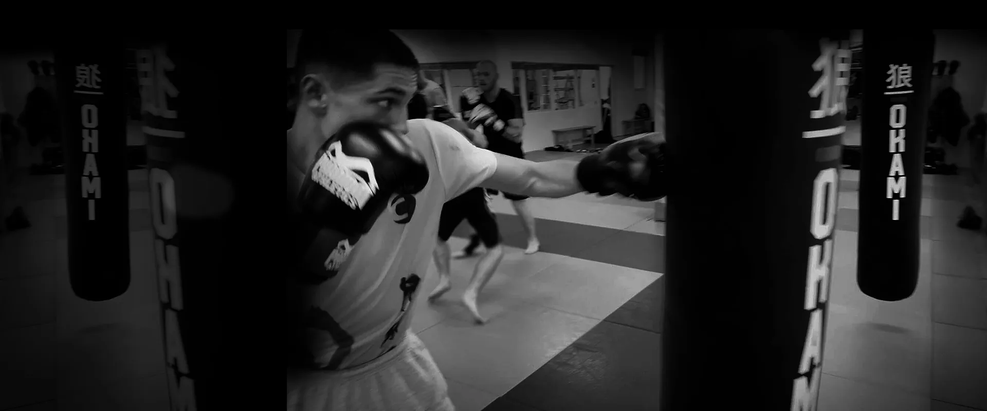 Ein junger Wettkämpfer beim Boxsandsack Training im Combat Club in Köln