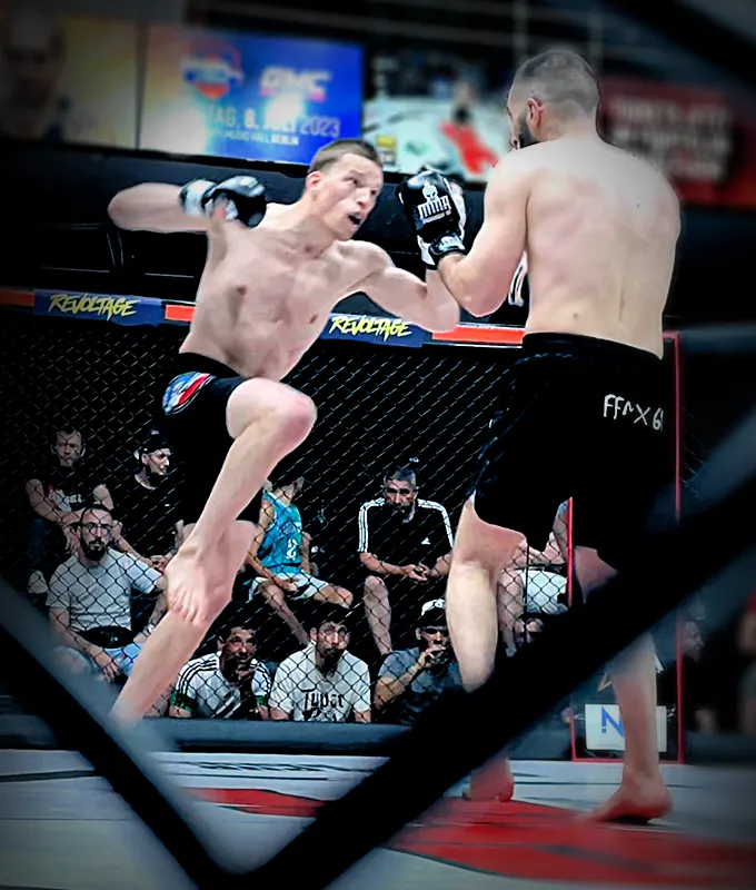 Ein Fighter von Combat Club Cologne macht einen Superman Punch bei einem MMA Kampf bei GMC Olympics
