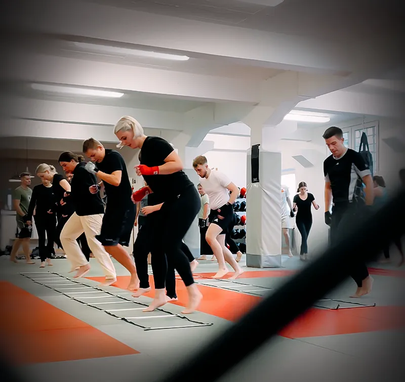 Junge Leute machen Aufwärmübungen beim Fitnessboxen in Köln im Combat Club Cologne