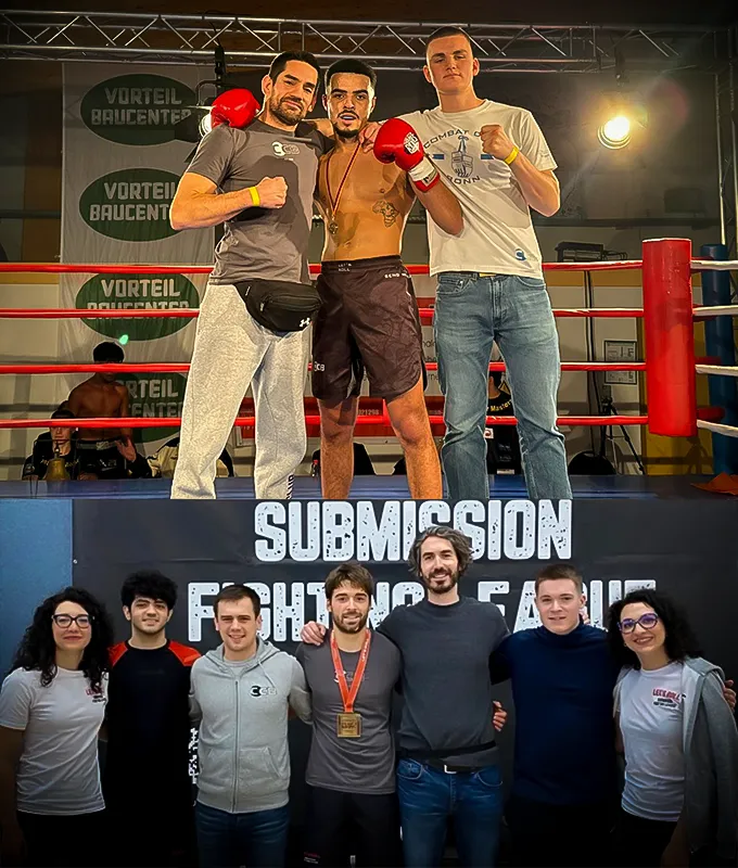 Ein Gruppenfoto von Combat Club Coaches und Wettkämpfer bei einer MMA Veranstaltung