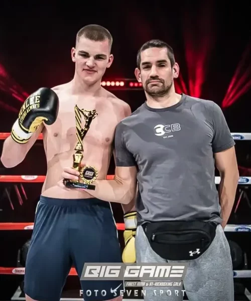 Ein Siegerfoto von Combat Club Headcoach Marcel Pino und seinem Wettkämpfer Felix bei einer Boxkampf-Veranstaltung