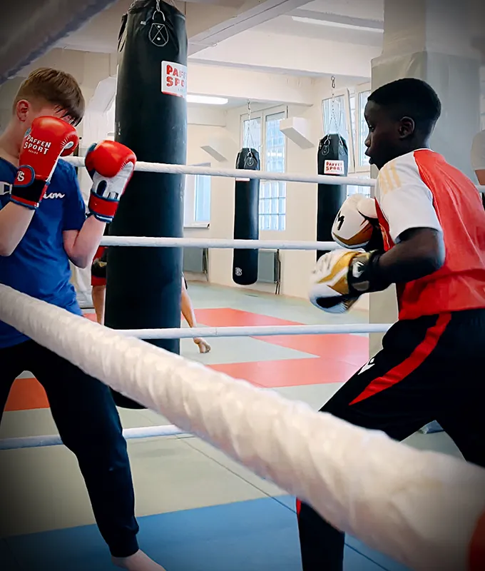2 Combat Club Youngster beim Sparring im Boxring