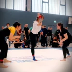 Eine junge Grappling-Wettkämpferin von Combat Club Cologne kämpft gegen eine andere junge Frau beim BJJ Turnier Letsroll in Bonn