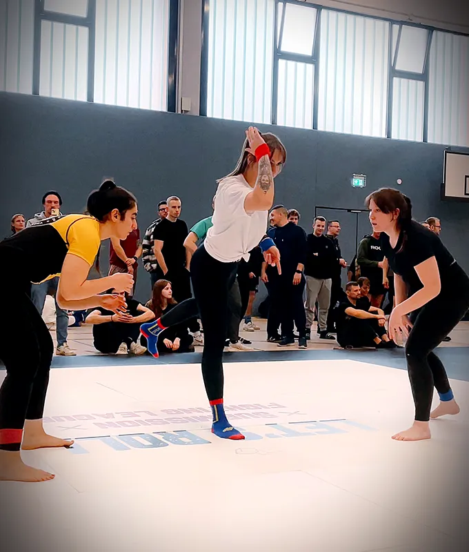 Eine junge Grappling-Wettkämpferin von Combat Club Cologne kämpft gegen eine andere junge Frau beim BJJ Turnier Letsroll in Bonn