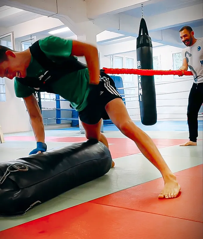Combat Club Head Coach Mike Cüppers bereitet seinen Schüler auf einen MMA-Kampf vor