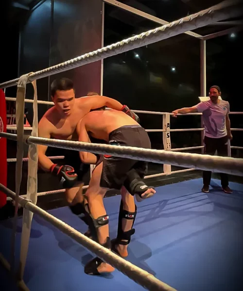 Zwei junge MMA-Kämpfer von Combat Club Cologne kämpfen MMA im Ring