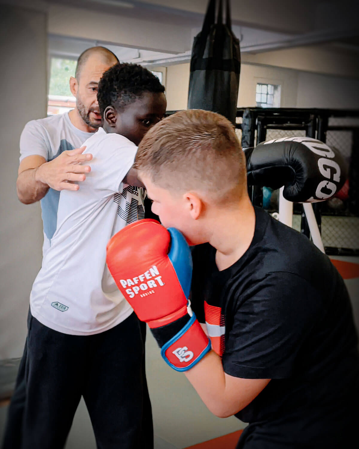 Boxtrainer korrigiert seine Schüler beim Youngster Boxen in Köln