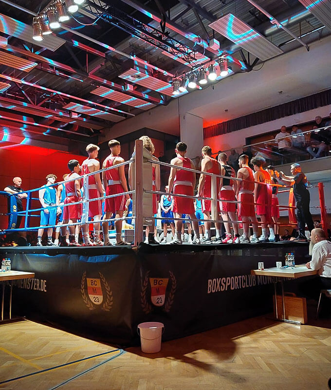 Mehrere Boxer stehen im Boxring bei einer Boxveranstaltung