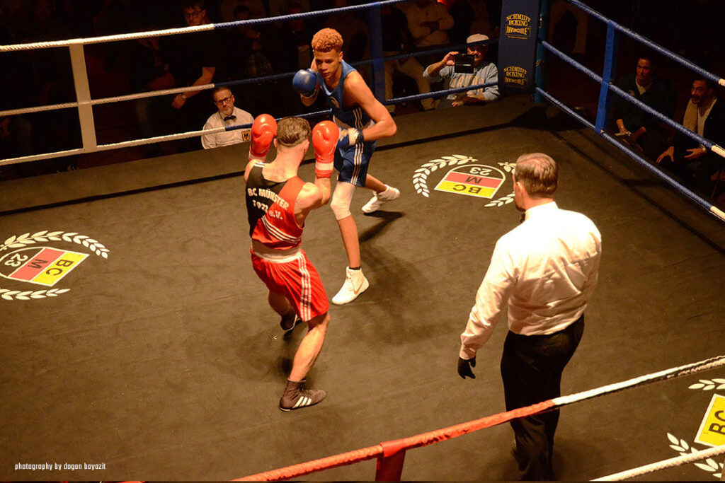 Boxen Köln: 2 Boxer im Ring bei einem Boxkampf