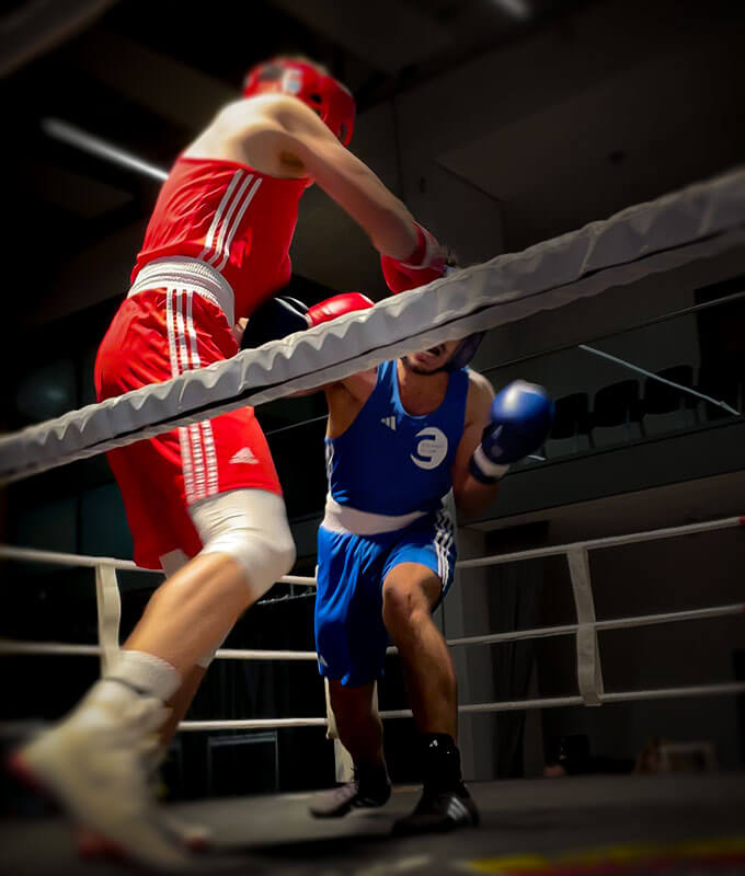 Boxen Köln: Boxkampf zwischen zwei Amateur Boxern im Boxring