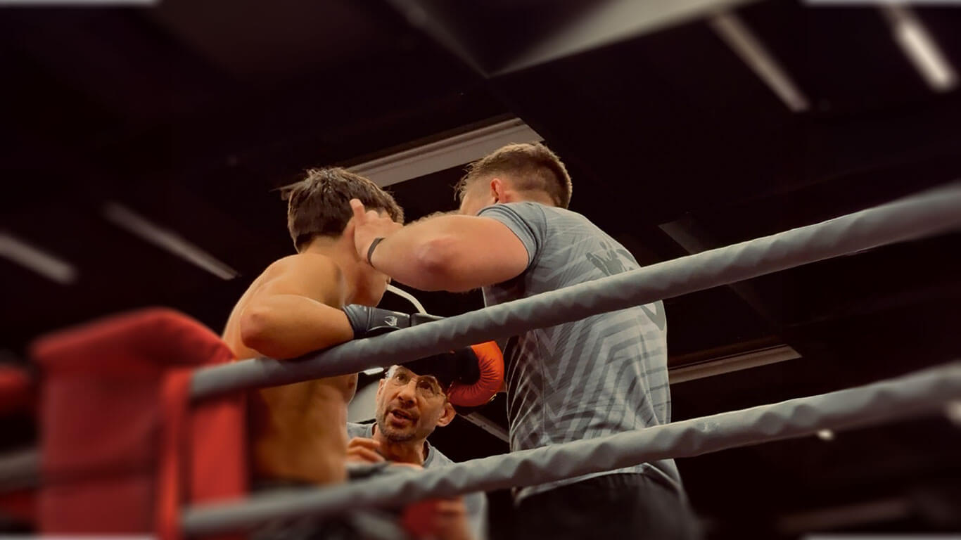 K1-Kickboxen Köln: K1 Fight auf der FIBO 2025 bei der GMC Olympix Veranstaltung. Die Combat Club Coaches redetn mit seinem Kämpfer in der Ringecke während der Kampfpause.