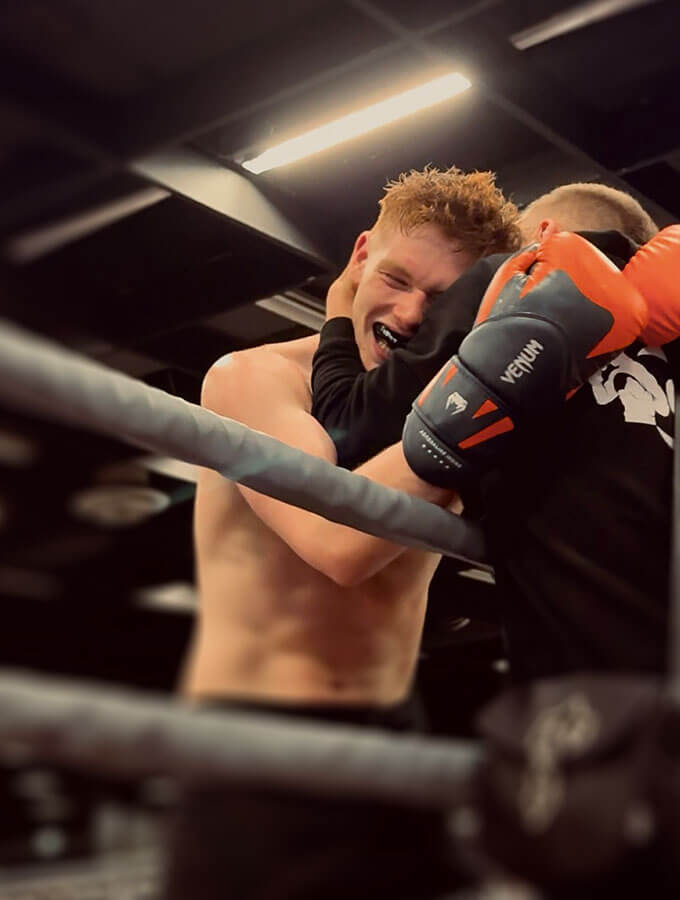 K1 Köln: Ein K1-Knockout auf der FIBO 2025 bei der GMC Olympix Veranstaltung. Das Combat Club Team freut sich über den K1-Sieg: Der Gewinner wird im Ring von seinem Teamfreund umarmt.