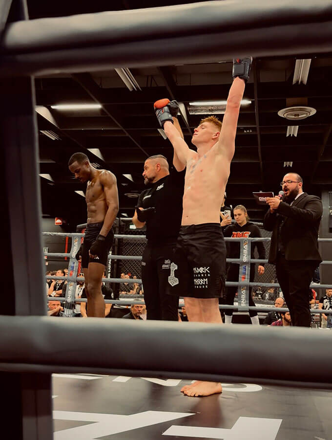 Kickboxen Köln: Siegerverkündung im Boxring nach einem K1-Knockout auf der FIBO 2025 bei der GMC Olympix Veranstaltung.