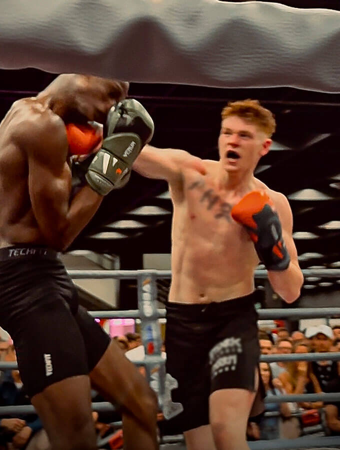 K1 Köln: Ein K1-Knockout auf der FIBO 2025 bei der GMC Olympix Veranstaltung. Der K1-Kämpfer vom Combat Club macht gerade den wirkungsvollen K.O. Schlag zum Kinn seines Gegners.