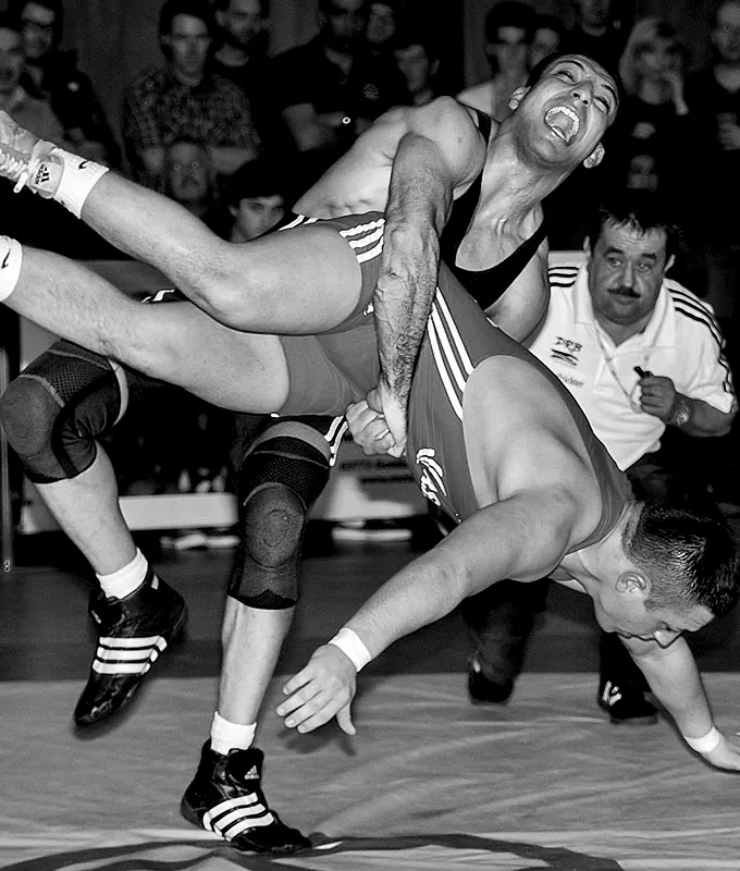 Ringer-Trainer Köln von Combat Club macht einem Takedown im Wettkampf