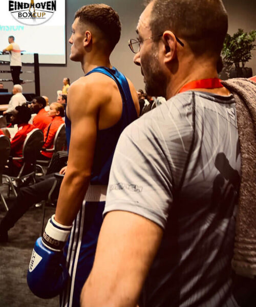 Boxen Köln: Boxtrainer und sein Boxer laufen zum Boxring vor dem Wettkampf bei einem Boxturnier