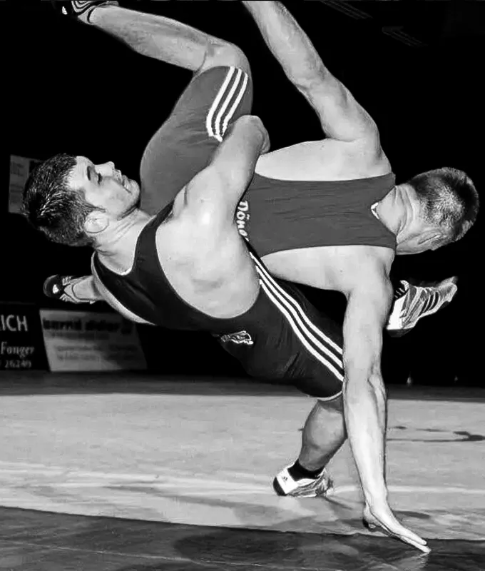 Ringer-Trainer Köln von Combat Club macht einem Ringer Wurf im Wettkampf