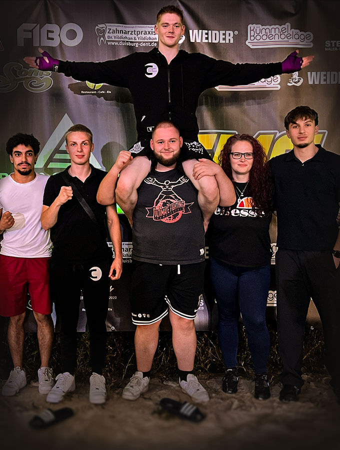 Kickboxen Köln: Teambild nach einem K1-Knockout bei der Summer Special Fight Night 2025 von GMC OlympiX.