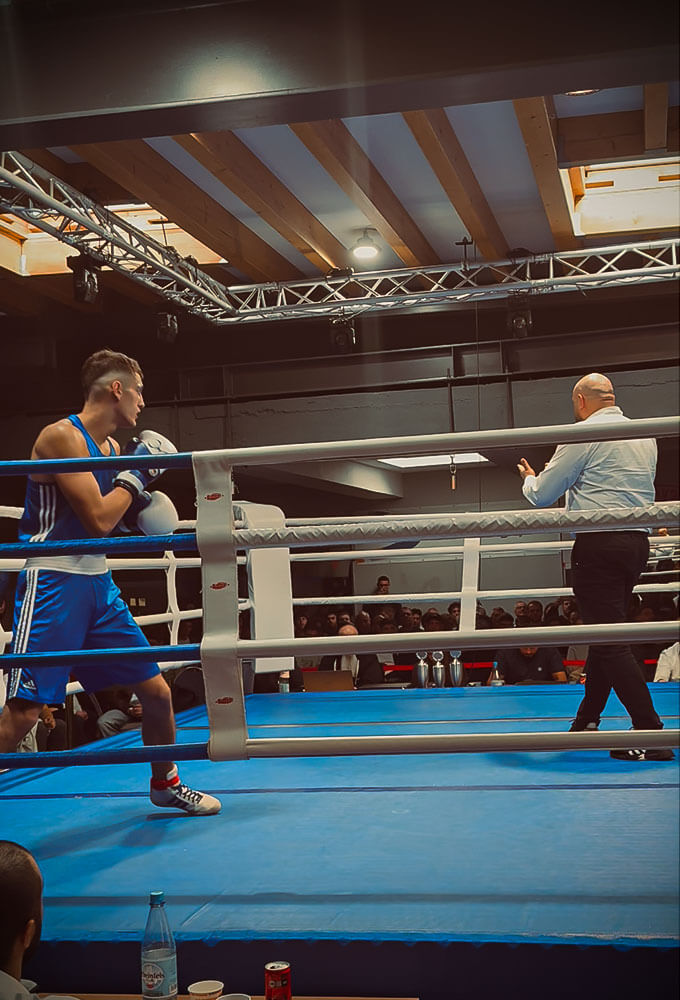 Amateurboxen-Köln-NRW-Landesmeisterschaften-Elite-2025-Anfang-vom-Wettkampf-blaue-Ringecke – Professionelles MMA Training Amateurboxen Köln: NRW Landesmeisterschaften Elite 2025 – Anfang vom Wettkampf blaue Ringecke