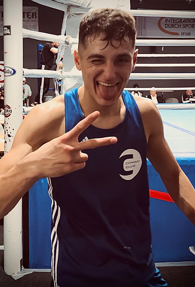 Boxclub-Köln-NRW-Meisterschaften-2025-Sieger-Lächeln – Professionelles MMA Training Sieger Lächeln vom Amateurboxer aus dem Boxclub Köln nach seinem Sieg bei den NRW Meisterschaften Elite 2025