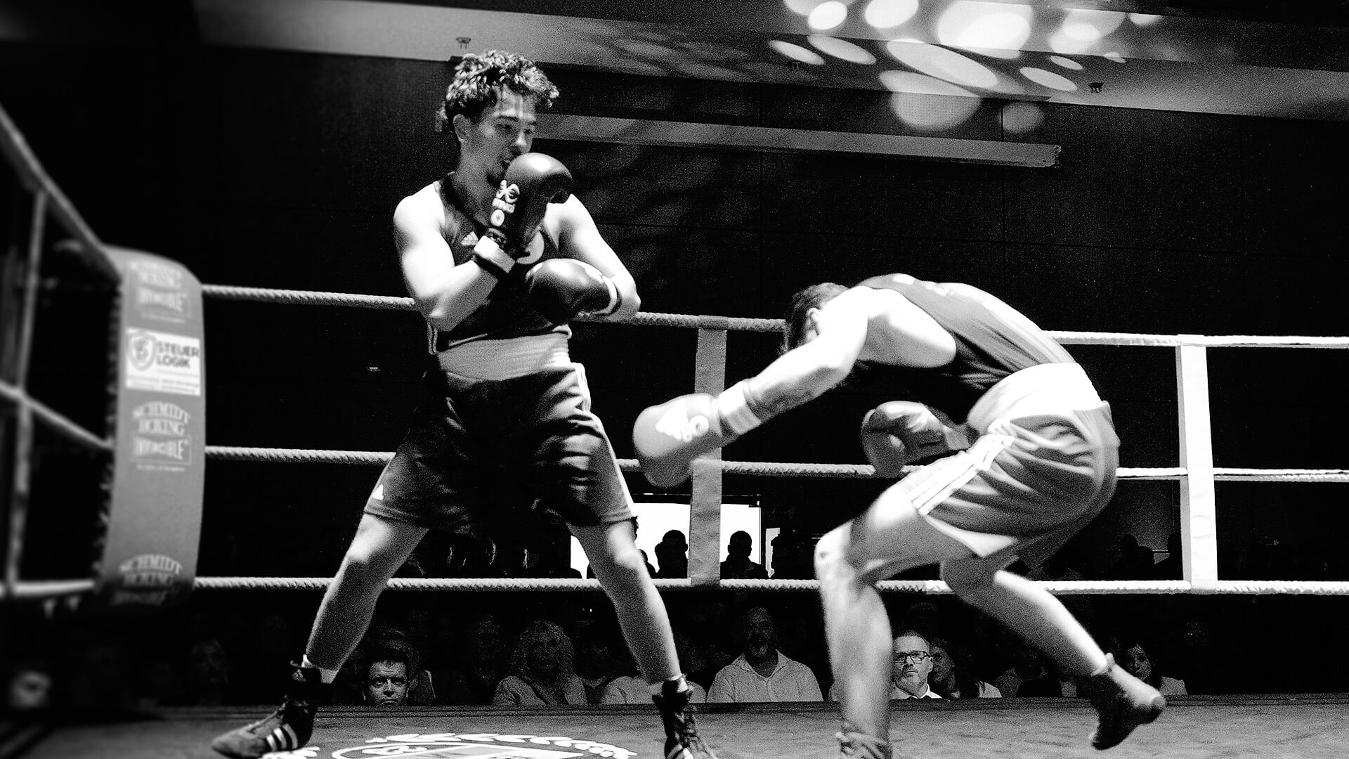 Combat Club Cologne Amateur Boxer kämpft im Boxring während des Wettkampfes
