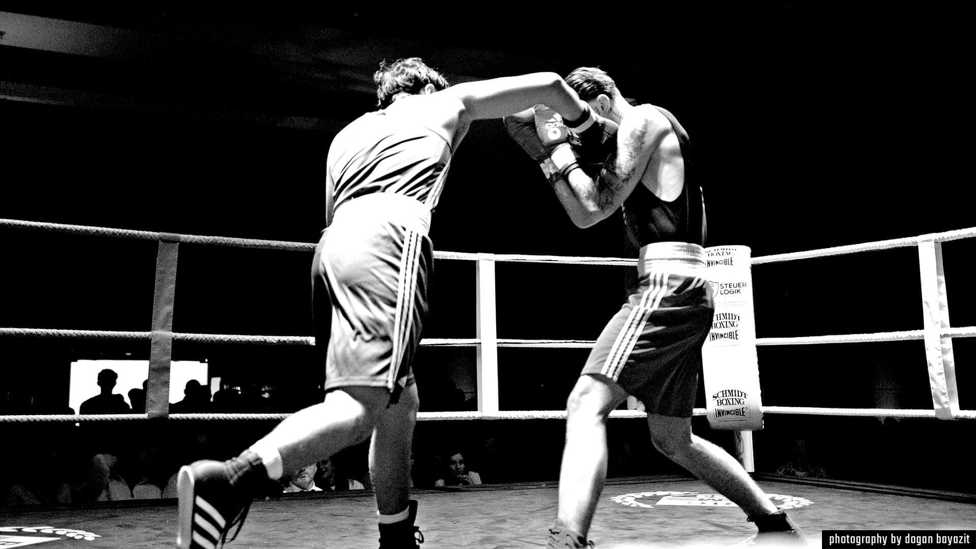 Boxen Koeln Amateurboxer von Combat Club Cologne im Wettkampf