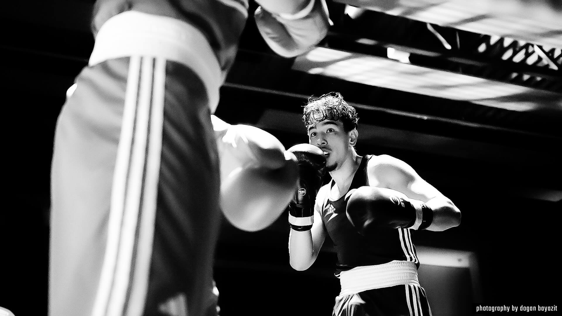 Combat Club Cologne Boxer steht im Boxring vor seinem Gegner beim Box Event Golden Gloves