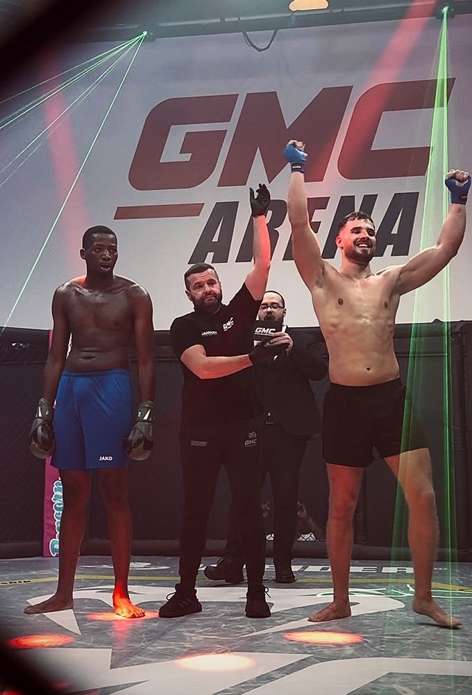 K1 GMC Olympix – Siegerverkündung im MMA-Cage für den Fighter von Combat Club Cologne