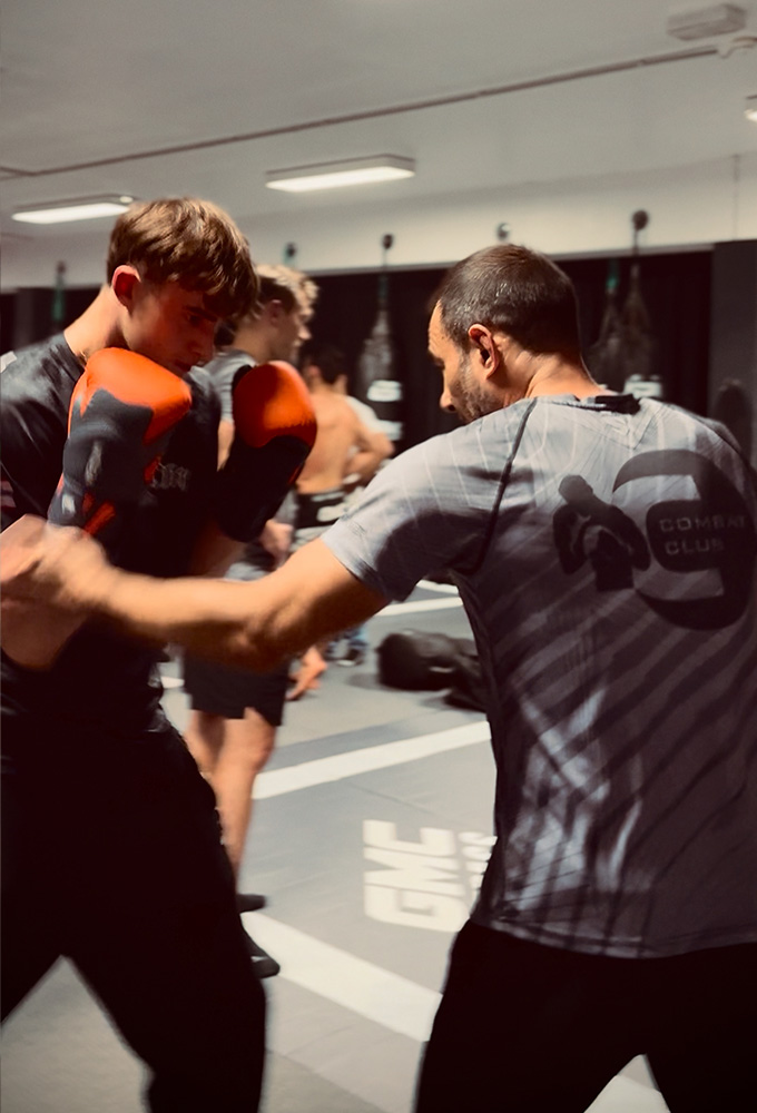 K1 GMC Olympix – der Coach von Combat Club Cologne wärmt seinen K1 Fighter vor dem Wettkampf mit Kampfübungen auf