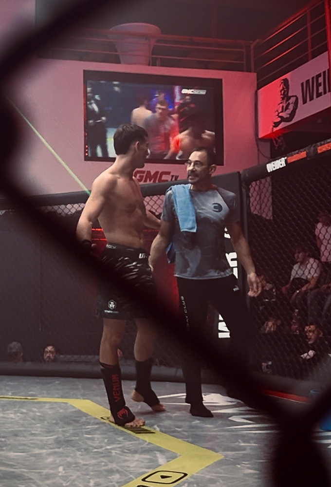 K1 GMC Olympix – der Coach von Combat Club Cologne redet mit seinem K1 Fighter im MMA-Cage nach dem K1 Wettkampf