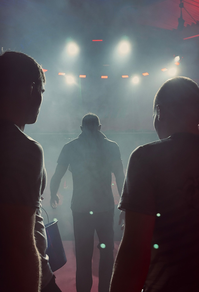 K1 GMC Olympix – drei Coaches von Combat Club Cologne laufen gemeinsam zum MMA-Cage vor dem K1 Wettkampf ihres Fighters