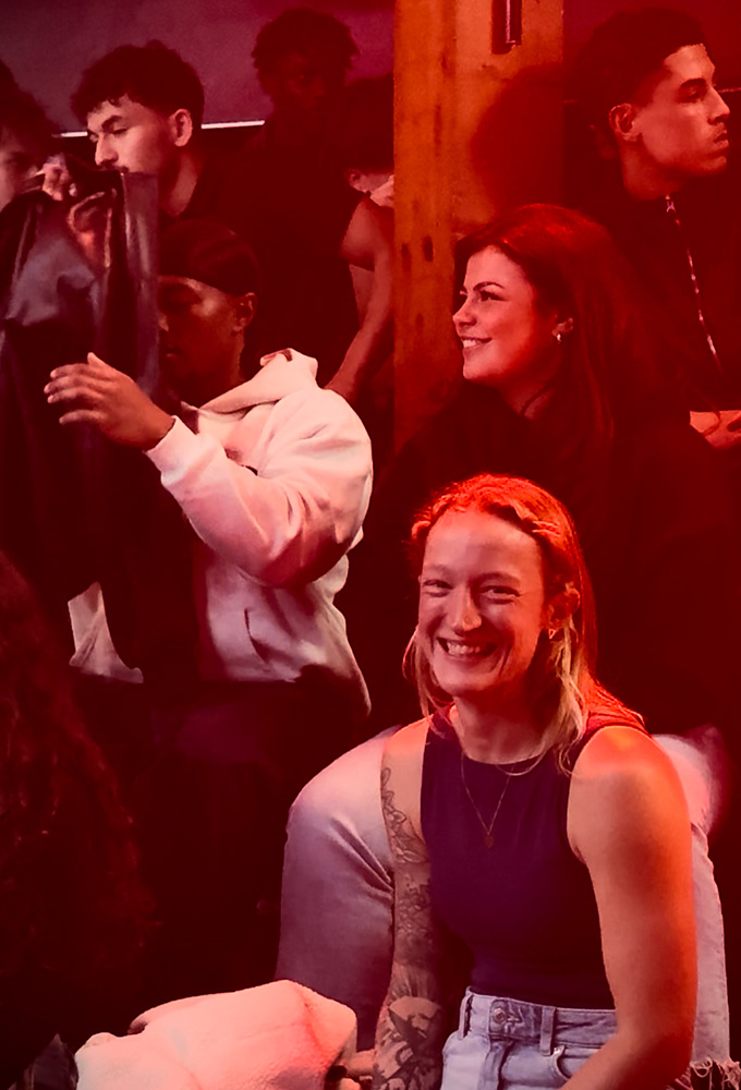 K1 GMC Olympix – das Team von Combat Club Cologne sitzt im Publikum und freut sich für den Sieg ihres Teamkollegen