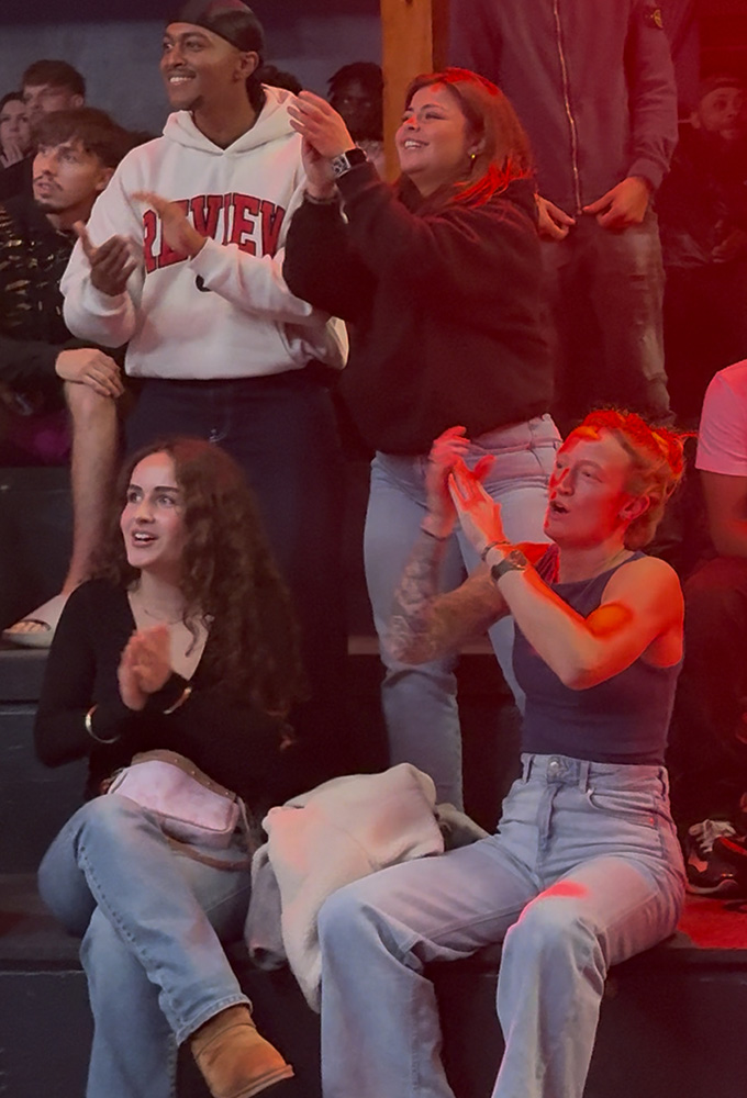 K1 GMC Olympix – das Team von Combat Club Cologne sitzt im Publikum und feuert die Fighter im Cage an