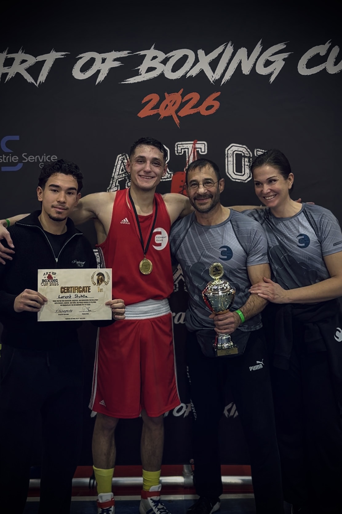 Combat Club Cologne Team beim internationalen Boxturnier in Frankfurt – Gruppenbild mit Pokal und Urkunde